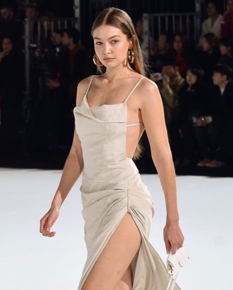 Gigi Hadid rocking a Revealing cream Jacquemus maxi dress with a cotton fabric, ruched, spaghetti straps and flared hem جيجي حديد, Stile Kendall Jenner, Gigi Hadid Outfits, Gigi Hadid Style, Hadid Style, Karlie Kloss, Looks Street Style, Irina Shayk, Barbara Palvin