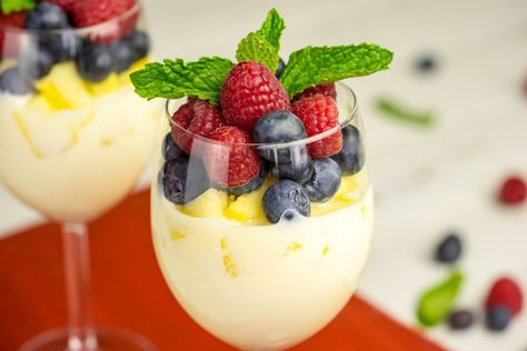 This yummy parfait is a delicious breakfast idea and a great source of probiotics and only uses natural sugars! These would also be fun in jars or sent to school in tupperware for school lunches :) Ingredients: Makes 2-3 servings 1 cup Greek... Pineapple Parfait, Pineapple Yogurt, Morning Recipes Breakfast, Clean Eating Desserts, Smoothie Prep, Clean Eating Breakfast, Clean Food Crush, Food Crush, Clean Eating Dinner