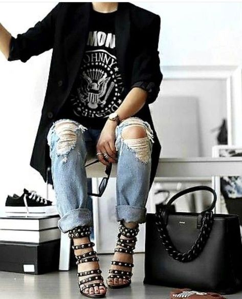 Edgy Outfits Business Casual, Edgy Rocker Outfits, Rock And Roll Women Outfits, Rocker Fashion Womens, Feminine Rocker Style, Chic Punk Style, Chic Rocker Outfits, Chic Grunge Outfits, Casual Rocker Style