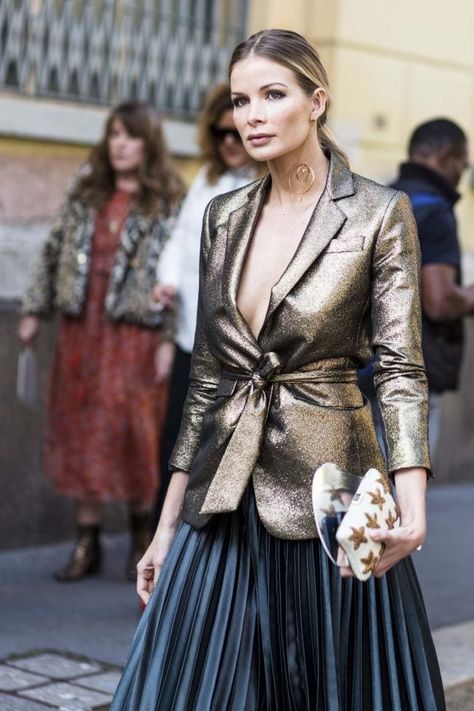 Gold Blazer Outfit, Fashion Milan, Gold Blazer, Blazer Outfit, Paris Fashion Week Street Style, Power Dressing, The Best Street Style, Street Style Paris, Couture Vintage