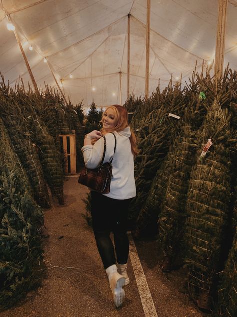 Christmas tree winter outfit Christmas Tree Picking Outfit, Christmas Tree Shopping Outfit, Christmas Tree Farm Instagram Pictures, Christmas Tree Poses Instagram, Christmas Tree Lot Photoshoot, Christmas Tree Picking Aesthetic, Christmas Tree Picking, Christmas’s Tree Farm Photos, Christmas Tree Pictures