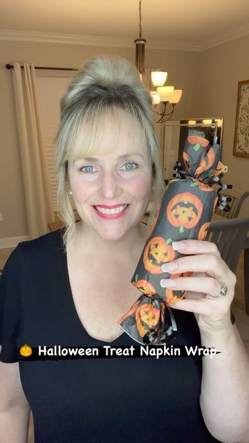 Kim on Instagram: "🎃🎃🎃 Halloween Treat Napkin Wrap #trickortreats #halloween #napkin #treat #tube #candy #kids #october31 #pumpkin #pumpkinseason #idea #diy #craft #louisianawoman1 #tiktok #instagram #youtube #pinterest #ltk #facebook #fypシ" Halloween Wrapping Ideas, Halloween Candy Bag Ideas, Halloween Goodie Bag Ideas, Diy Halloween Goodie Bags, Halloween Class Treats, Napkin Wrap, Halloween Candy Crafts, Candy Kids, Halloween School Treats