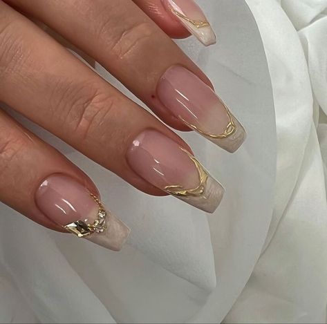 Colorado Nails, Classy Gold Nails, Winter Glam, Golden Nails, Nails Aesthetic, With Nails, Simple Acrylic Nails, Pearl Nails, Elegant Nails