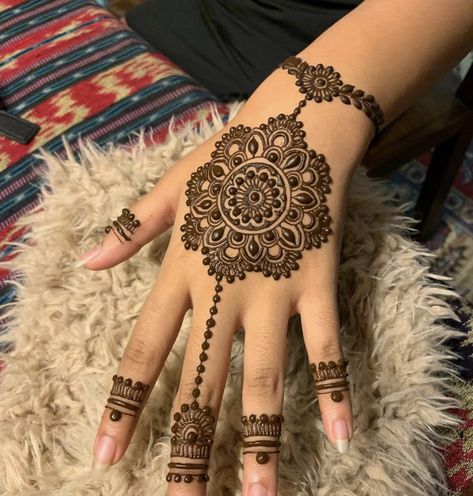 Light Henna Designs, Backside Mehendi Design, Indian Mehndi Design, Bridal Henna Design, Indian Mehndi, Henna Inspired Tattoos, Henna Tattoo Designs Hand, Simple Henna Tattoo, Latest Henna Designs