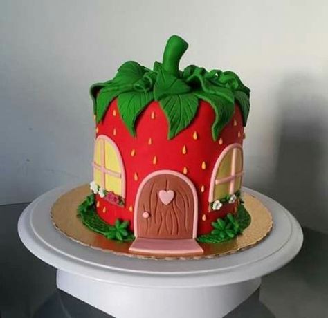 Strawberry Cake Birthday Girl, Strawberry Shortcake Character Cupcakes, Strawberry Shortcake Cake Ideas, Strawberry Shortcake Baby Birthday, Strawberry Shortcake Bday Theme, Strawberry Shortcake Cartoon Cake, Strawberry Themed Birthday Cake, Strawberry Shortcake Decor, Strawberry Shortcake Theme Birthday