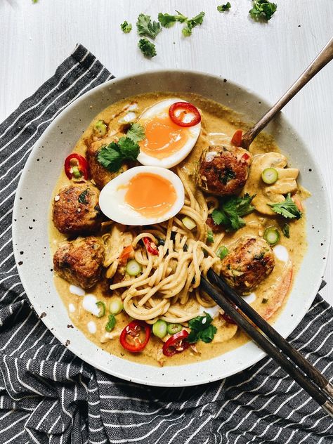 Peanut Curry Noodles with Ginger and Chicken Meatballs | The Healthy Hunter Peanut Noodle Sauce, Ginger Chicken Meatballs, Indian Noodles, Soup With Noodles, Noodle Sauce, Luscious Recipes, Butter Chicken Sauce, Peanut Curry, Brain Healthy Foods