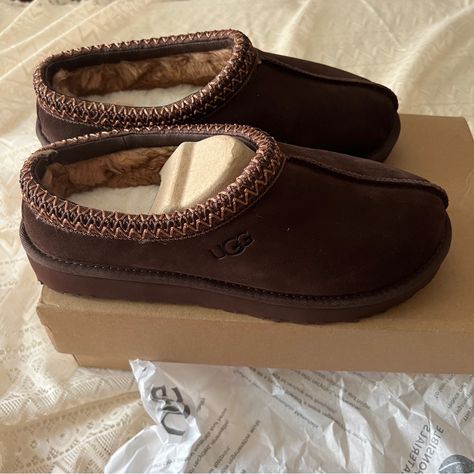 Brand New In Box Size 9 Uggs Slippers Platform, Ugg Burnt Cedar, Fall Shoes Aesthetic, Brown Ugg Slippers, Aesthetic Slippers, House Shoes Women's, Uggs Slippers, Brown Uggs, Shoes For Winter