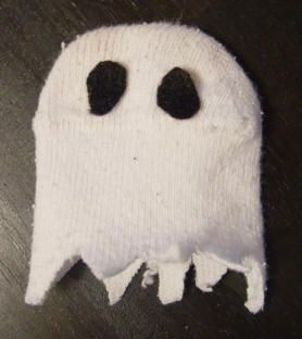 ghost socks Sock Ghosts Craft, Ghost Socks, Quick Halloween Crafts, Toddler Games, Ghost Crafts, Simple Activities, Games For Toddlers, Halloween Projects, Toddler Activities