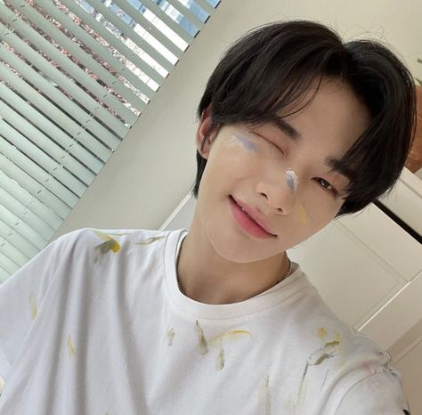 hyunjin pics on Twitter: "hyunjin's new 💭 pfp… " Hwang Hyunjin, Kids Icon, Crazy Kids, My Only Love, Lee Know, Stray Kids, Boy Groups, Profile Picture, Carnival Face Paint