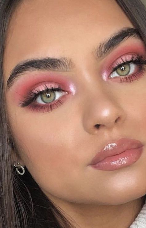 Pink eye makeup | HOWTOWEAR Fashion Makeup Pink Eyeliner, Pink Eyeliner Looks, Eye Makeup Pink, Eyeliner Aesthetic, Halo Eye Makeup, Pink Eyeliner, Pink Eyeshadow Look, Pink Eye Makeup, Eye Makeup Looks