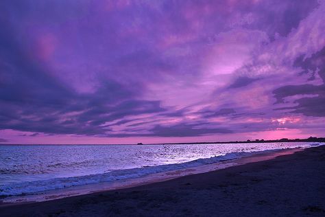 Amazing purple sunset Lavender Clouds, Purple Beach, Purple Sunset, Purple Love, Purple Sky, All Things Purple, Beautiful Places In The World, Back To Nature, Purple Rain