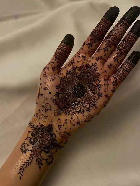 Henna Designs Heavy, Heavy Mehandi Designs, Desi Henna Designs, Mehndi Palm Designs, Aesthetic Mehndi Designs Back Hand, Henna On Palm, Pretty Mehendi Designs, Mehandi Aesthetic, Henna Designs For Weddings