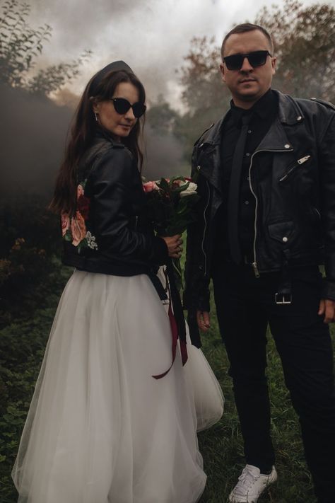 Punk Rock Wedding, Rock Couple, Black Leather Jackets, Forest Theme Wedding, Wedding Bubbles, Rock Wedding, Wedding Cakes With Flowers, Yellow Wedding, Bridal Beauty