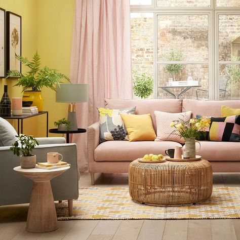 18 Colors That Are the Perfect Compliment To Yellow Yellow Walls Living Room, Blush Pink Living Room, Rosa Sofa, Yellow Decor Living Room, Yellow Room, Yellow Living Room, Pink Living Room, Pink Curtains, Room Color Schemes