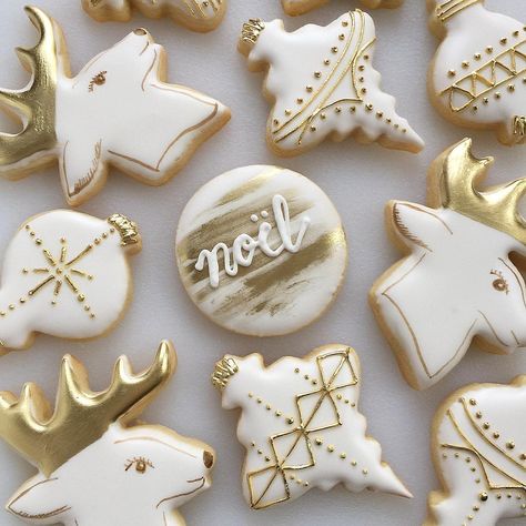 66 Likes, 3 Comments - @thegingerbites on Instagram: “DREAMING OF A WHITE (+ GOLD) CHRISTMAS // #thegingerbites Merry Christmas Eve, y'all!” Gold Macarons, White Gold Christmas, Christmas Biscuits, Paint Cookies, Merry Christmas Eve, Xmas Cookies, Fancy Cookies, Creative Cookies, Christmas Cookies Decorated