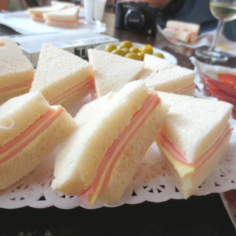 Food Spain, Summer Bash, Ham And Cheese Sandwich, Mini Sandwiches, Finger Sandwiches, Gender Party, Cheese Sandwich, Cheese Sandwiches, Ham And Cheese