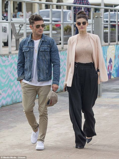 Jude Law Style, Trucker Jacket Outfit, Zac Efron Style, Couple Photoshoot Outfits, Alexandria Daddario, Couple Fits, Bondi Beach, Zac Efron, Alexandra Daddario