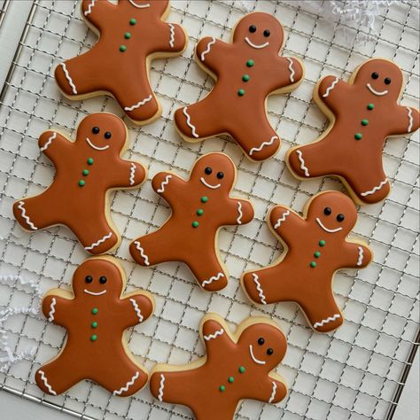 Gingerbread man sugar cookies. #christmassugarcookies #gingerbreadcookies #sugarcookies #sugarcookiesofinstagram #customsugarcookies #decoratedsugarcookies #decoratedcookies #fancycookies #chicagosmallbusiness #homebakery #partyfavors Gingerbread Sugar Cookies Decorated, Gingerbread Man Sugar Cookies, Fancy Cookies, Christmas Sugar Cookies, Home Bakery, Sugar Cookies Decorated, Gingerbread Man, Gingerbread Cookies, Cookie Decorating