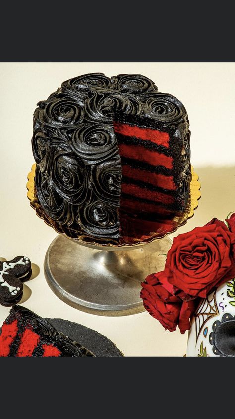 Black Cake Red Velvet, Black Red Velvet Cake, Goth Birthday Cake Simple, Gothic Cake Birthday, Emo Cakes Birthdays, Goth Cake Birthday, Goth Birthday Cake, Black And Red Wedding Cake, Emo Cake