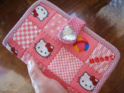 Pink Hello Kitty Wallet / Clutch. Step by step photo DIY tutorial. Hello Kitty Sewing, Diy Rings Tutorial, Hello Kitty Ring, Hello Kitty Wallet, Diy Pouch Tutorial, Puff Quilt Tutorial, Box Bag Tutorial, Cat Quilt Block, Diy Hello Kitty