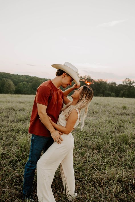 Couples Photography, Couples Poses, Photoshoot Ideas, Western Photoshoot. Payton Urueta Photography. Couples Country Photoshoot, Couples Western Photoshoot, Couples Photoshoot Western, Western Family Photoshoot, Photoshoot Ideas Western, Couple Horse Photography, Cowboy Engagement, Country Couple Photoshoot, Cowboy Photoshoot