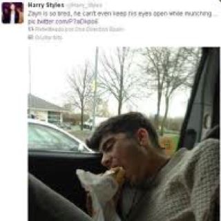 Zayn sleeping and eating Zayn Malik Pics, One Direction Pictures, 1d And 5sos, Zayn Malik, Dream Guy, His Eyes, Boyfriend Material, One Direction, Harry Styles