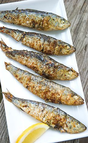 Portuguese Sardines, Grilled Sardines, Bbq Fish, Sardine Recipes, Sea Food Recipes, Whole Fish, Yummy Seafood, Fish Fillets, Seafood Market