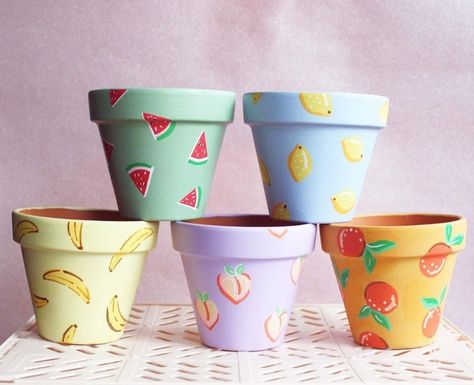 Decorate Terra Cotta Pots Diy, Painting Mini Flower Pots, Fruit Painted Pots, Mini Plant Pot Painting, Diy Clay Pots Painting, Painted Mini Pots, Mini Pot Painting Ideas, Painted Plant Pots Terra Cotta, Paint Plant Pots