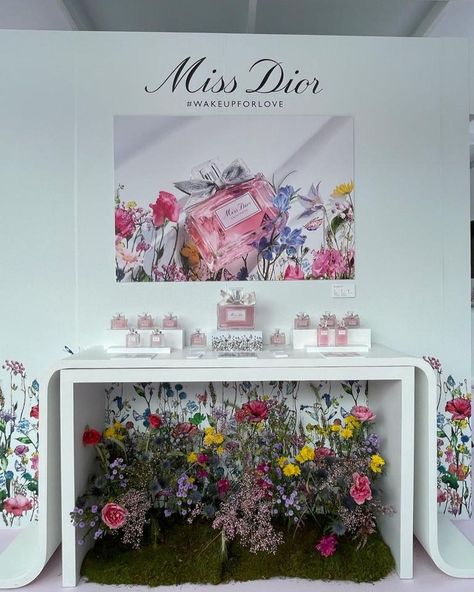 Dior Flowers, Dior Party, Retail Store Interior Design, Event Display, Dream Wedding Decorations, Vendor Booth, Wedding Wall, Pop Display, Baby Themes