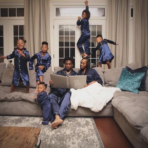 Black Family Home, Family Vision, Spam Post, Cute Family Pictures, Christmas Family Photoshoot, Family Photoshoot Outfits, Mommy Goals, Ideal Life, Black Family