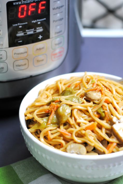 Instant Pot Lo Mein (Vegan) - 6 Weight Watchers Freestyle Points | Slap Dash Mom Instant Pot Lo Mein, Instant Pot Vegan Recipes, Instant Pot Vegan, Vegan Instant Pot Recipes, Vegetarian Instant Pot, Lo Mein, Vegetarian Dinners, Instant Pot Dinner Recipes, Instapot Recipes