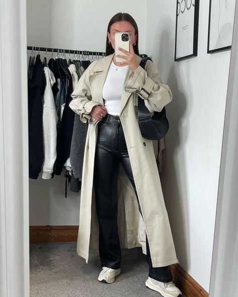 Trench Coat And Trainers Outfit, Beige Leather Trench Coat Outfit, Zara Leather Trench Coat, Edgy Trench Coat Outfit, Cream Leather Trench Coat Outfit, White Leather Trench Coat Outfit, Trent Coat Outfit, Beige Trench Coat Outfit Street Style, Light Trench Coat Outfit