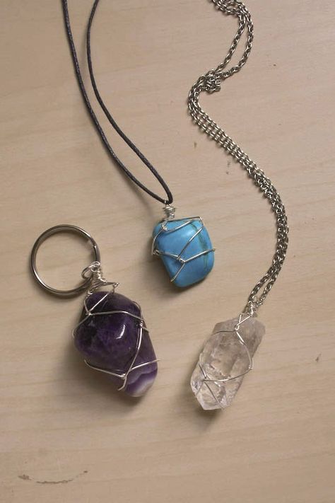 Stone Necklace Diy, Crystal Jewelry Diy, Wire Wrapped Jewelry Diy, Wire Wrapped Jewelry Tutorials, Rock Jewelry, Wire Wrapping Crystals, Wire Wrapping Stones, Stone Wrapping, Diy Wire Jewelry