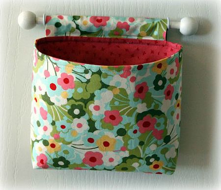 Easy Hanging Baskets are Useful Just About Anywhere - Quilting Digest Diy Pouch Tutorial, Puff Quilt Tutorial, Box Bag Tutorial, Quilting Digest, Puff Quilt, Diy Sewing Tutorials, Tutorial Ideas, Pouch Tutorial, Hanging Fabric