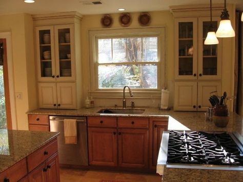 White Top Cabinets Dark Lower, Top Cabinets, White Upper Cabinets, Cabinet Woodworking Plans, Two Tone Kitchen Cabinets, Lower Cabinets, Cabinets Painted, Upper Kitchen Cabinets, Two Tone Kitchen