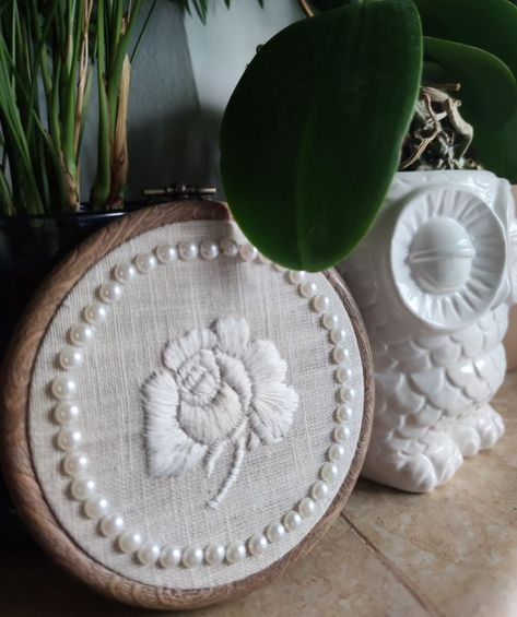 Old style white rose 💮 Hand stitched on linen with #dmcthreads #handembroidery #embroidery #hoopart #oldrose #embroideryartist #stitching #slowstitching #cottonthread #embroideryart #whiteflowers #vintagestyle #houseplants Rosé Hands, Old Rose, Slow Stitching, Old Style, Hoop Art, White Rose, Cotton Thread, Embroidery Art, White Roses