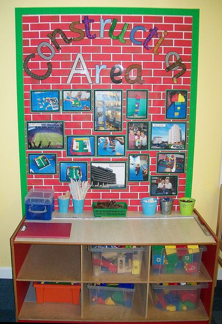 Cool idea for a block station to show them what they can build and to post pics of cool things they or other students have built!!! Construction Area Ideas, Year 1 Classroom, Preschool Construction, Reception Classroom, Reception Class, Blocks Preschool, Eyfs Classroom, Early Years Classroom, Block Center