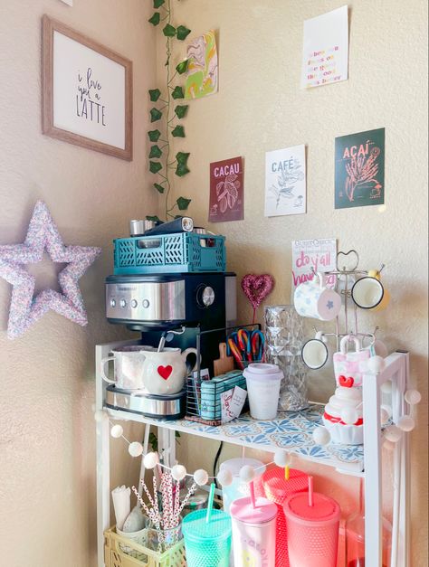 Coffee Station Dorm Room, Preppy Coffee Bar, College Kitchen Decor First Apartment, Dorm Common Area Decor, Dorm Coffee Cart, College Apartment Aesthetic Kitchen, Dorm Kitchen Decor, College Dorm Kitchen Ideas, Colorful Coffee Bar