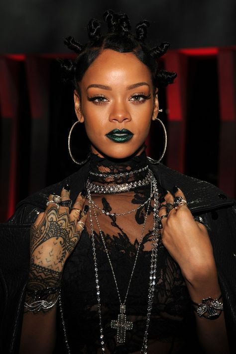 Rihanna Images, Best Black Eyeliner, Rihanna Makeup, Green Lipstick, Best Natural Makeup, Bantu Knots, Black Lipstick, Green Makeup, Rihanna Style