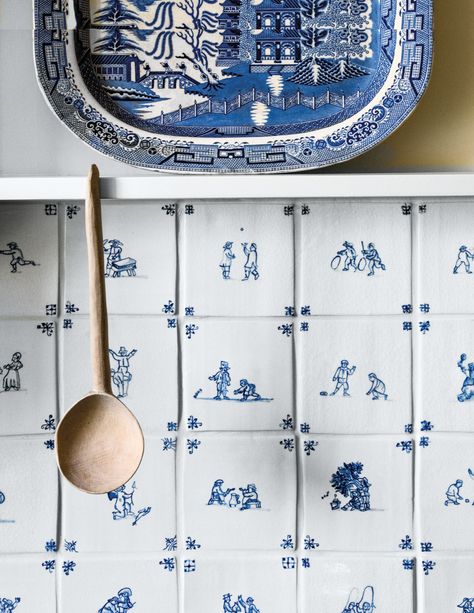 Delft Blue Tiles Kitchen, Delft Kitchen Ideas, Delft Kitchen Backsplash, Delft Bathroom Ideas, White And Blue Tiles Kitchen, English Patterns Traditional, Kitchen Tile Backsplash Pattern, Dutch Tiles Kitchen, Delft Tiles Bathroom