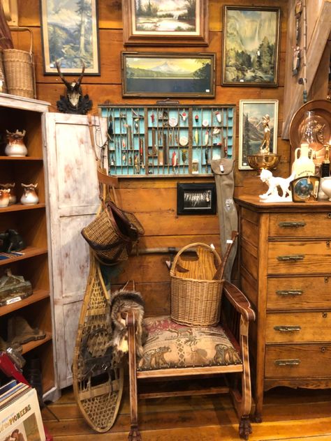 Vintage Camp Style Decor, Vintage Lodge Decor, Hunting Themed Bedroom, Shire House, Camping Theme Bedroom, Cabin Decor Ideas, Lake Deck, Adirondack Cabin, Summer Lake House