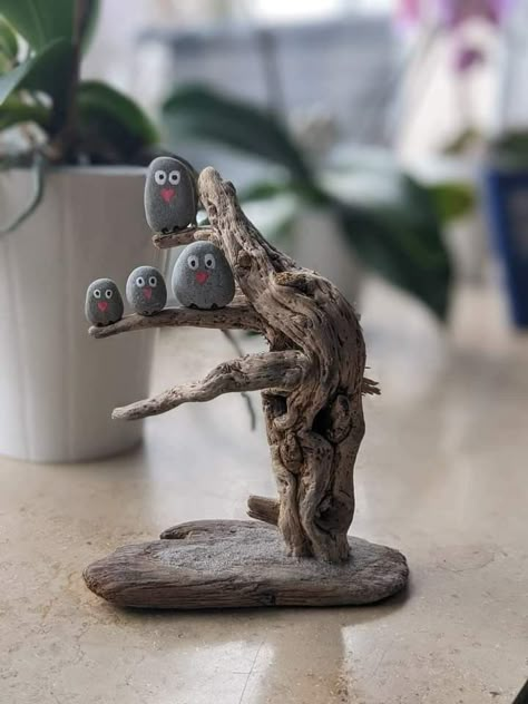 Rock Crafts Diy, Stone Pictures Pebble Art, Driftwood Art Diy, Winter Owl, Pebble Art Family, Diy Rock Art, Stone Art Painting, Painted Rocks Diy, Driftwood Crafts