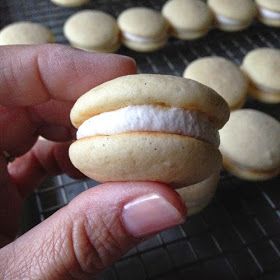 Mini Vanilla Bean Whoopie Pies DO MARSCAPONE FILLING Vanilla Whoopie Pie Recipe, Gobs Recipe, Whoopee Pie, Whoopie Pie Recipe, Chocolate Shortbread, Basic Cookies, Whoopie Pie, Whoopie Pies, Cake Tasting