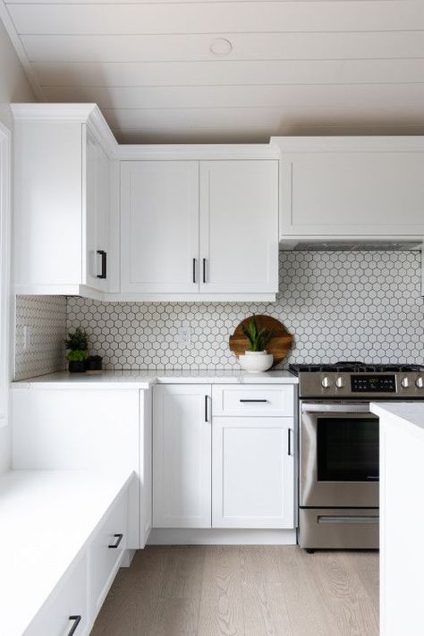 White Hexagon Backsplash Kitchen, White Ceramic Tile Backsplash, Hexagon Backsplash Kitchen, White Hexagon Backsplash, Kitchen With White Shaker Cabinets, Granite Backsplash Kitchen, White Tile Kitchen Backsplash, Dark Wood Kitchen Cabinets, Backsplash With White Cabinets