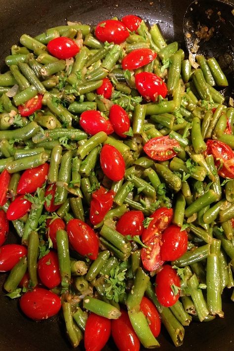 Green Vegetable Recipes, Pasta With Green Beans, Roasted Grape Tomatoes, Quick Side Dish, Sauteed Tomatoes, Marinated Tomatoes, Sauteed Green Beans, Can Green Beans, Savory Herb