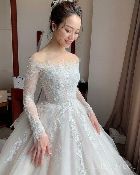 Off The Shoulder Wedding Dress, Ethereal Wedding Dress, Beautiful Wedding Hair, Shoulder Wedding Dress, Sell Dresses, Wedding Dress With Lace, Women Dresses Classy, Fantasy Gowns, Dreamy Dress