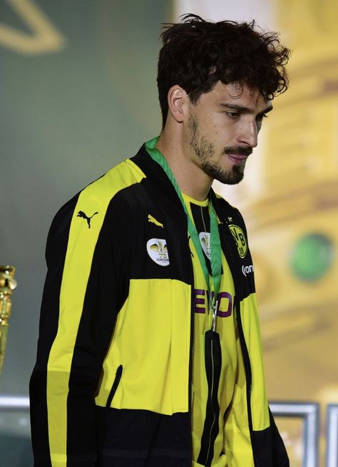 Declan Rice, Mats Hummels, Play Ball, Borussia Dortmund, Soccer Players, Football Players, Celebrity Crush, Soccer, Football