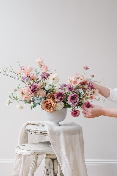 Flower Arrangements Photoshoot, Flower Arrangement Photoshoot, Romantic Flower Arrangements, Florist Branding, Floral Design Classes, Floristry Design, Flower Photoshoot, Flower Centerpiece, Wedding Sparrow