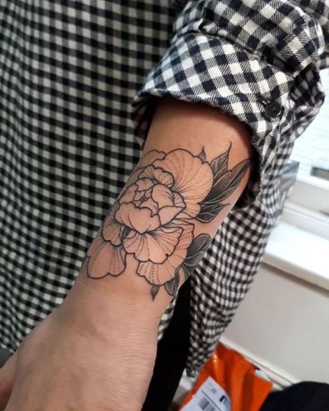 Back Of Elbow Flower Tattoo, Flowers Around Elbow Tattoo, Outer Elbow Flower Tattoo, Floral Tattoo Elbow Crease, Elbow Flower Tattoos, Floral Elbow Tattoo, Hard Tattoos, Temporary Tattoo Sleeves, Traditional Tattoo Inspiration