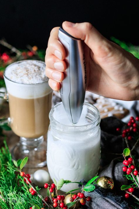 Eggnog Cold Brew, Eggnog Cold Foam, Starbucks Gingerbread Latte, Eggnog Latte Recipe, Coffee Photoshoot, Healthy Coffee Drinks, Copycat Starbucks Drinks, Eggnog Latte, Vegan Eggnog